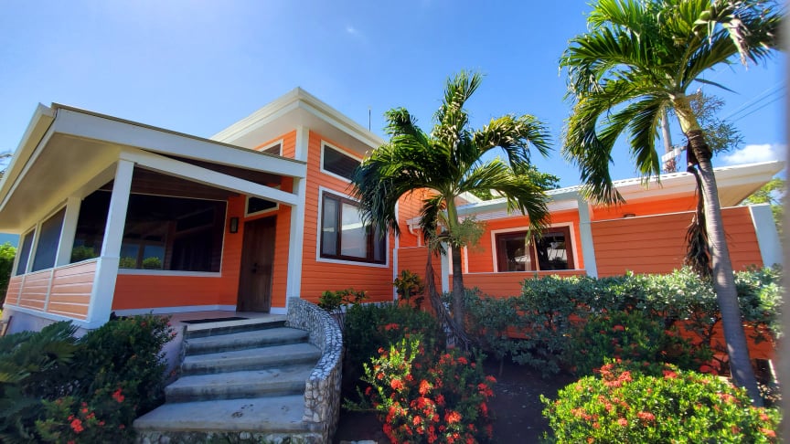 Listing ID: URE0387, Coral Beach Village - Little Bight Utila, Bay Islands, HN - Beach Side Cottage Home at Coral Beach Village, Photo #