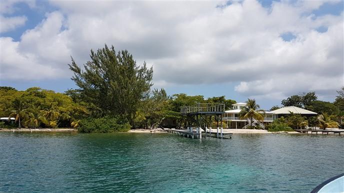 Listing ID: URE0417, The Well Utila, Bay Islands, HN - Beach Front Cabin at the Well, Photo #