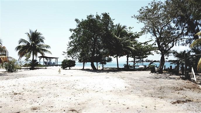 Listing ID: URE0417, The Well Utila, Bay Islands, HN - Beach Front Cabin at the Well, Photo #