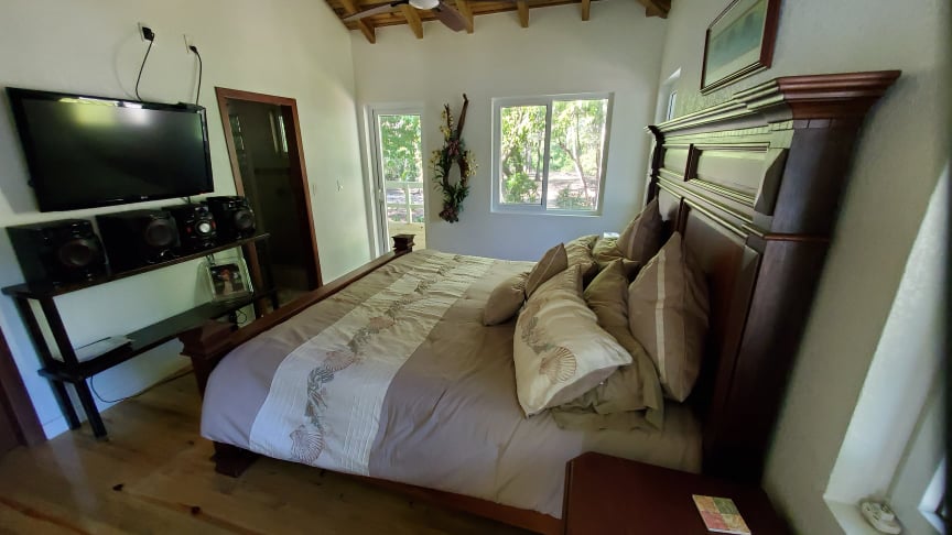 Listing ID: URE0449, Jack Neil Beach Utila, Bay Islands, HN - Beachfront Home at Jack Neil Beach, Photo #
