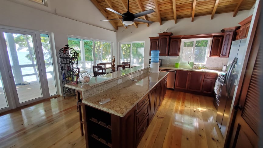 Listing ID: URE0449, Jack Neil Beach Utila, Bay Islands, HN - Beachfront Home at Jack Neil Beach, Photo #