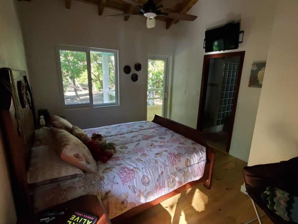 Listing ID: URE0449, Jack Neil Beach Utila, Bay Islands, HN - Beachfront Home at Jack Neil Beach, Photo #