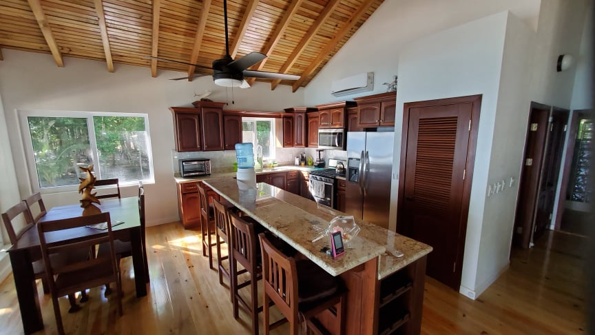 Listing ID: URE0449, Jack Neil Beach Utila, Bay Islands, HN - Beachfront Home at Jack Neil Beach, Photo #