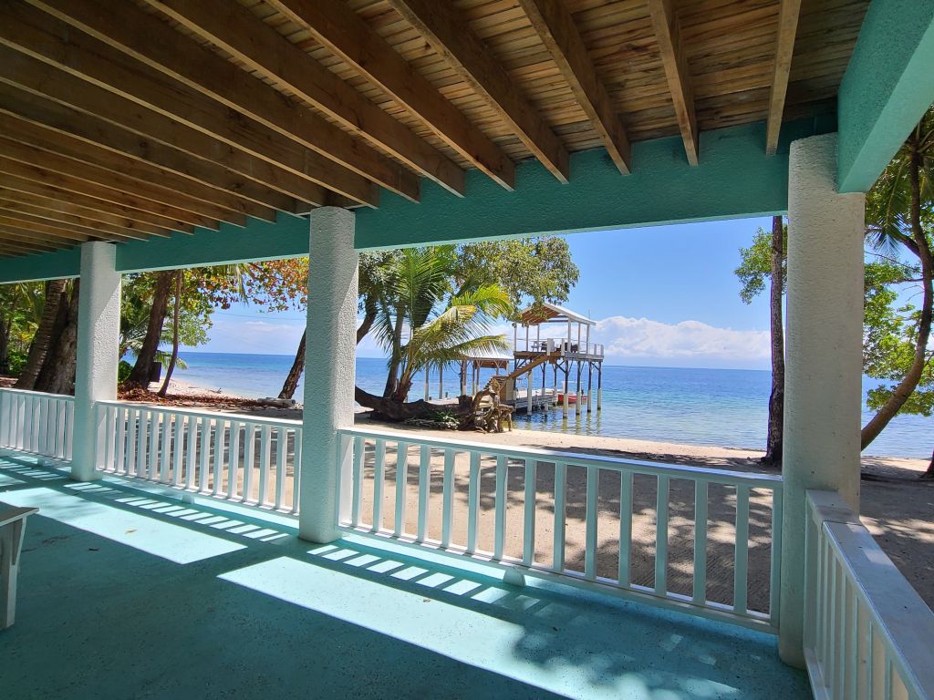 Listing ID: URE0449, Jack Neil Beach Utila, Bay Islands, HN - Beachfront Home at Jack Neil Beach, Photo #