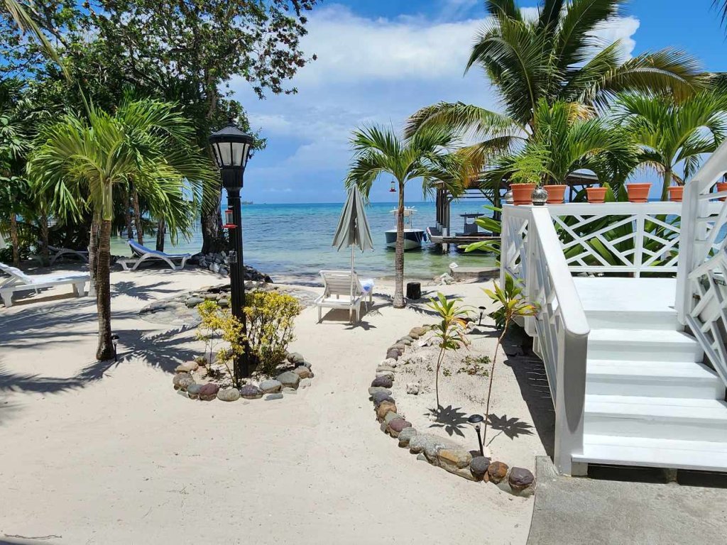Listing ID: URE0470, Pine Point Utila, Bay Islands, HN - Crystal Beach House at Pine Point, Photo #