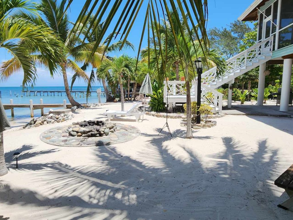 Listing ID: URE0470, Pine Point Utila, Bay Islands, HN - Crystal Beach House at Pine Point, Photo #
