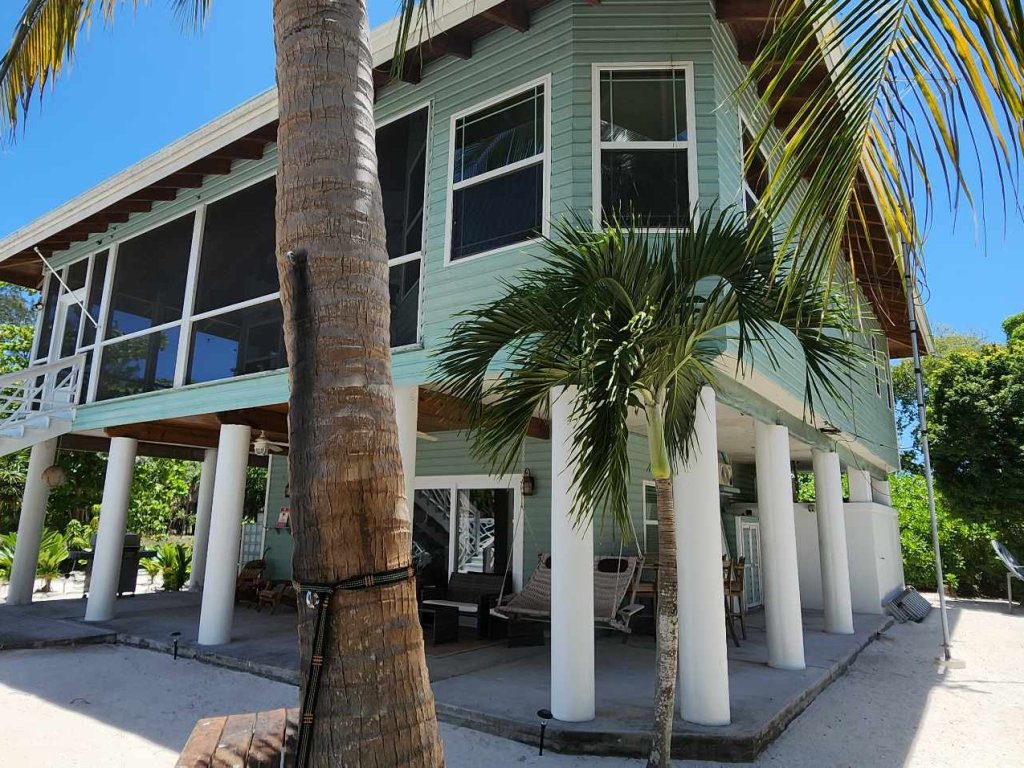 Listing ID: URE0470, Pine Point Utila, Bay Islands, HN - Crystal Beach House at Pine Point, Photo #