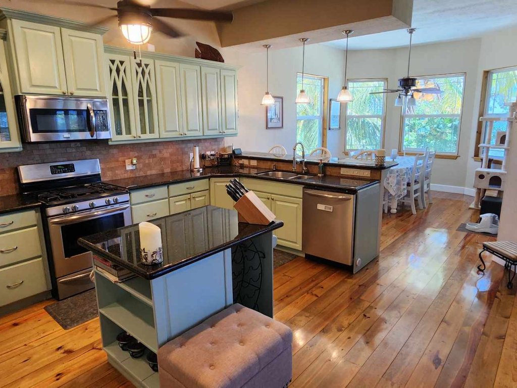Listing ID: URE0470, Pine Point Utila, Bay Islands, HN - Crystal Beach House at Pine Point, Photo #