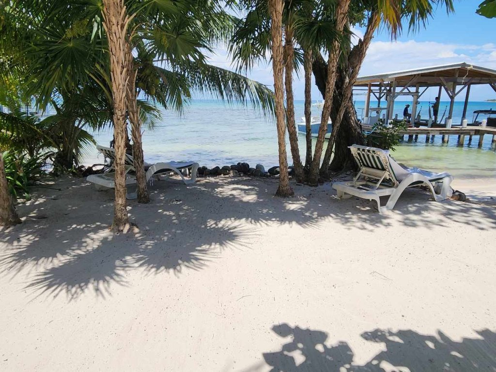 Listing ID: URE0470, Pine Point Utila, Bay Islands, HN - Crystal Beach House at Pine Point, Photo #