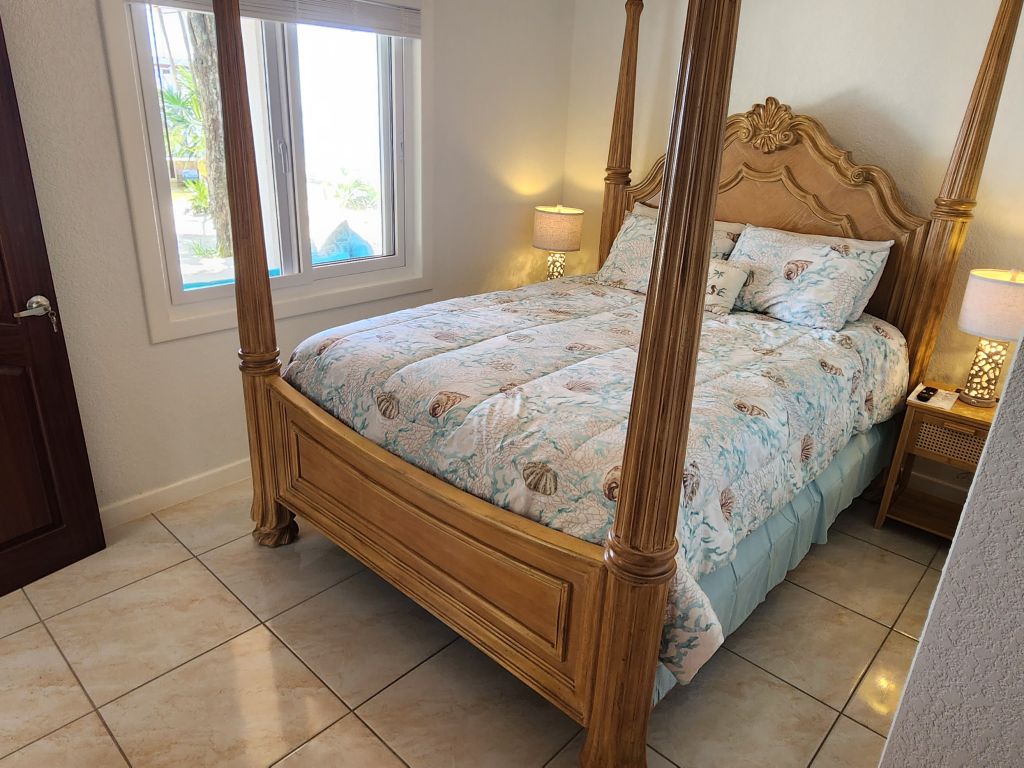 Listing ID: URE0473, Pine Point Utila, Bay Islands, HN - Driftwood Beach House, Photo #