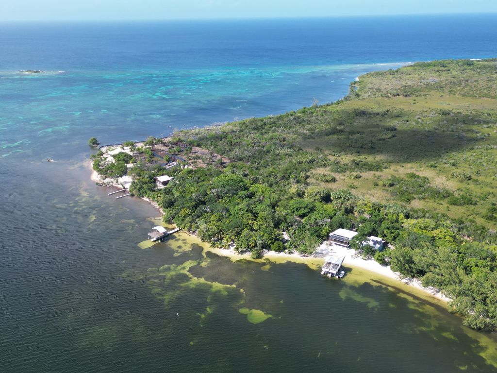 Listing ID: URE0473, Pine Point Utila, Bay Islands, HN - Driftwood Beach House, Photo #