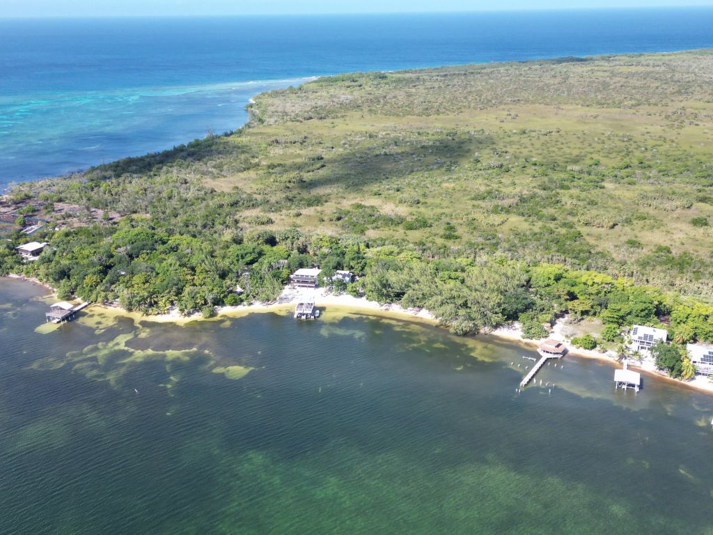 Listing ID: URE0473, Pine Point Utila, Bay Islands, HN - Driftwood Beach House, Photo #