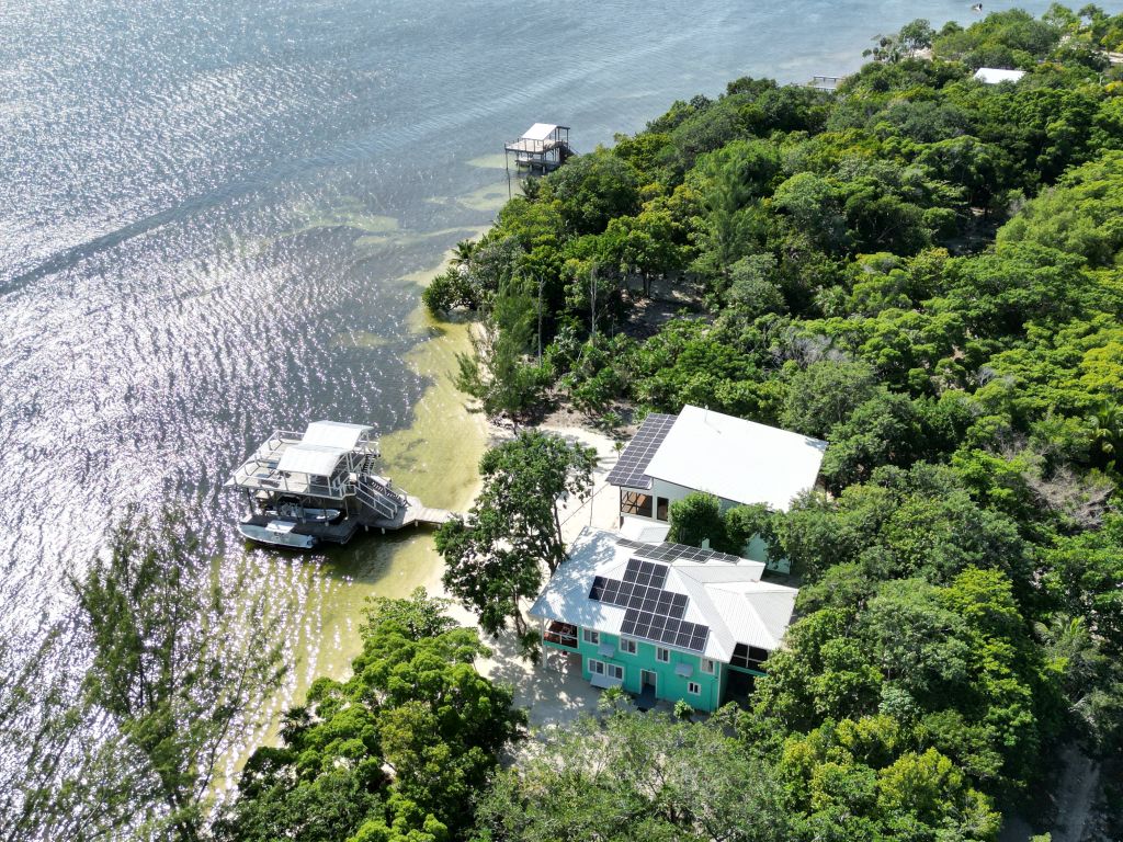 Listing ID: URE0473, Pine Point Utila, Bay Islands, HN - Driftwood Beach House, Photo #