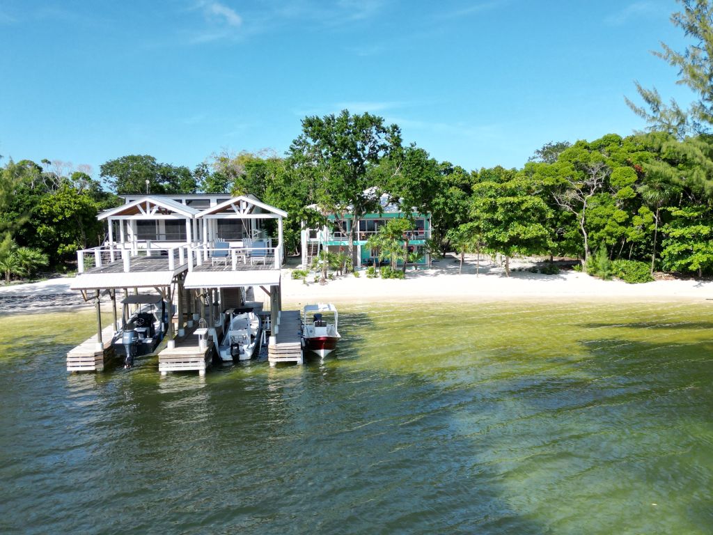 Listing ID: URE0473, Pine Point Utila, Bay Islands, HN - Driftwood Beach House, Photo #