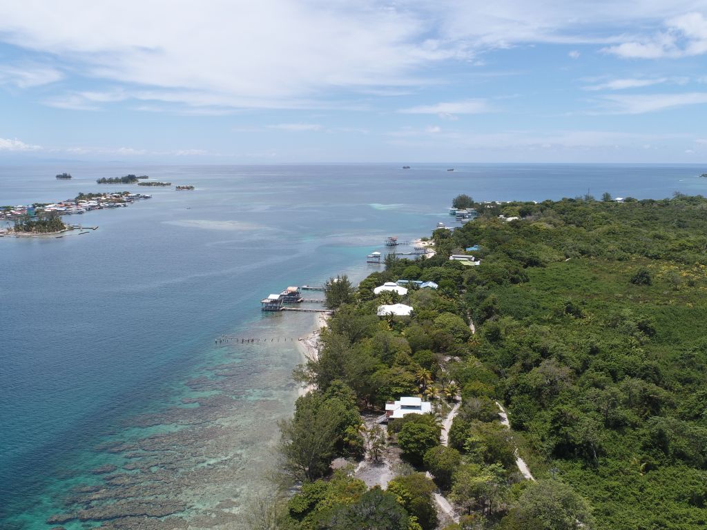 Listing ID: URE0636, Big Rock Utila, Bay Islands, HN - Big Rock Lot #2, Photo #
