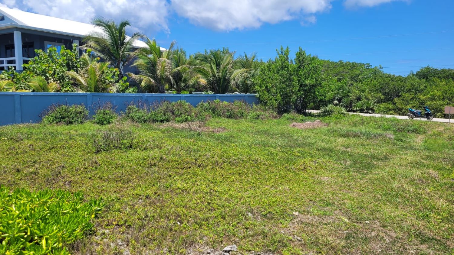 Listing ID: URE0703, Dolphin Run Utila, Bay Islands, HN - Dolphin Run Oceanfront Lot, Photo #