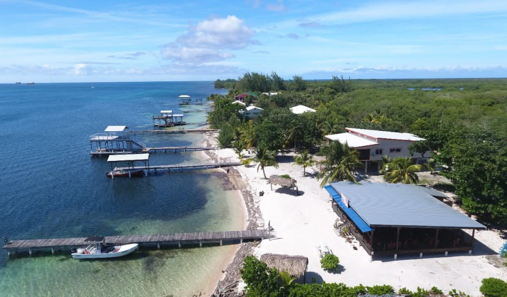 Listing ID: URE0720, Holland Beach Utila, Bay Islands, HN - The Dive Bar & Restaurant, Photo #