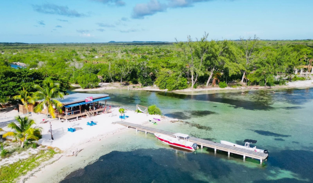 Listing ID: URE0720, Holland Beach Utila, Bay Islands, HN - The Dive Bar & Restaurant, Photo #