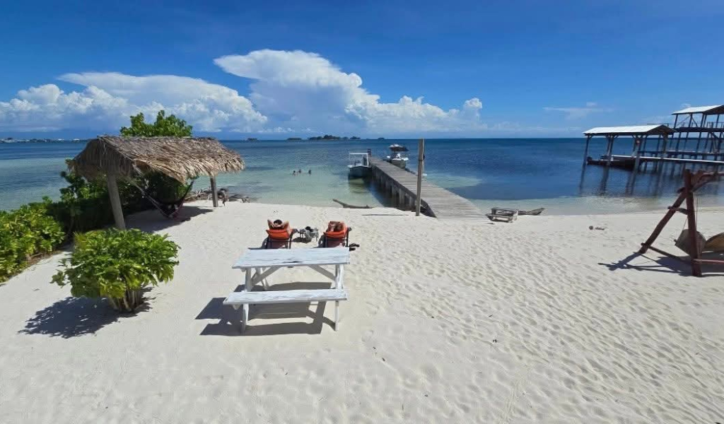 Listing ID: URE0720, Holland Beach Utila, Bay Islands, HN - The Dive Bar & Restaurant, Photo #