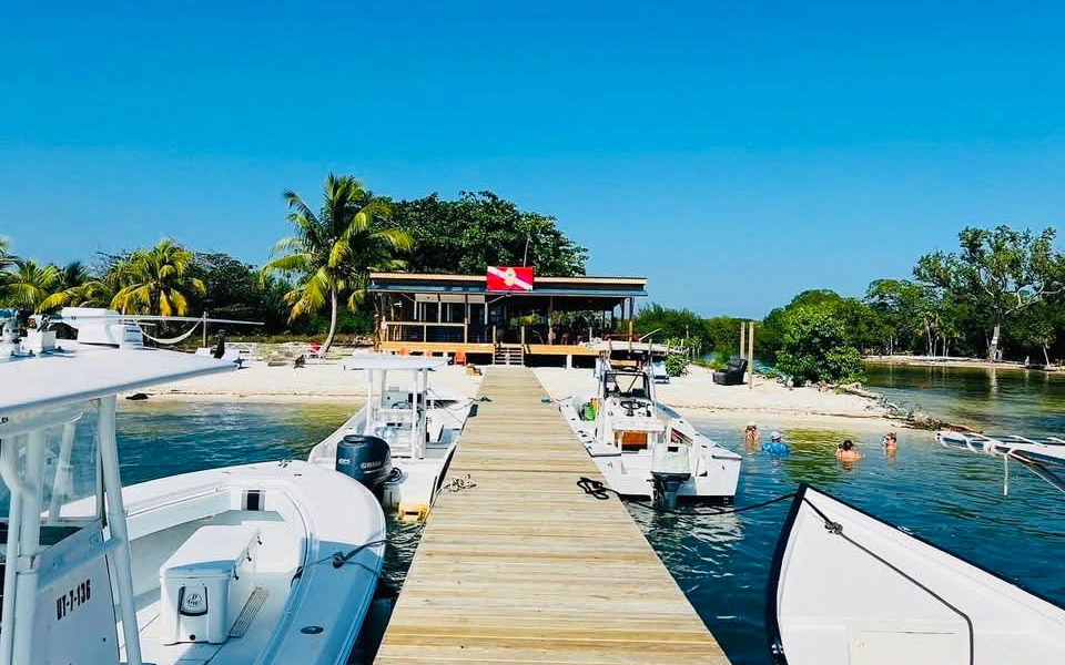 Listing ID: URE0720, Holland Beach Utila, Bay Islands, HN - The Dive Bar & Restaurant, Photo #