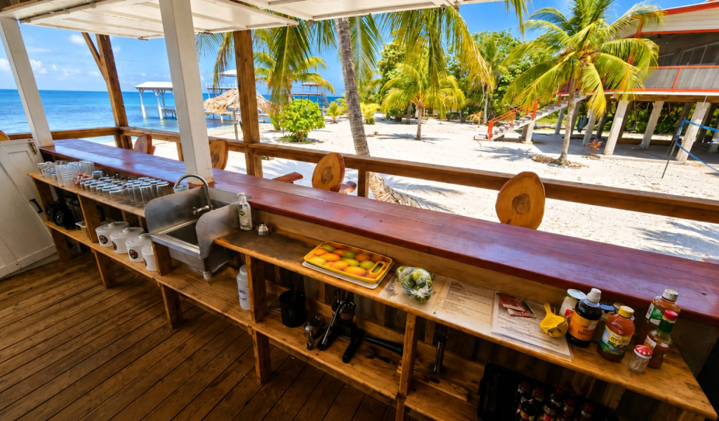 Listing ID: URE0720, Holland Beach Utila, Bay Islands, HN - The Dive Bar & Restaurant, Photo #