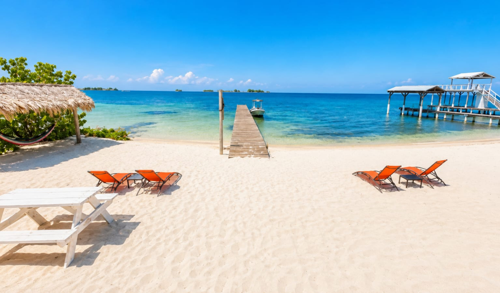 Listing ID: URE0720, Holland Beach Utila, Bay Islands, HN - The Dive Bar & Restaurant, Photo #