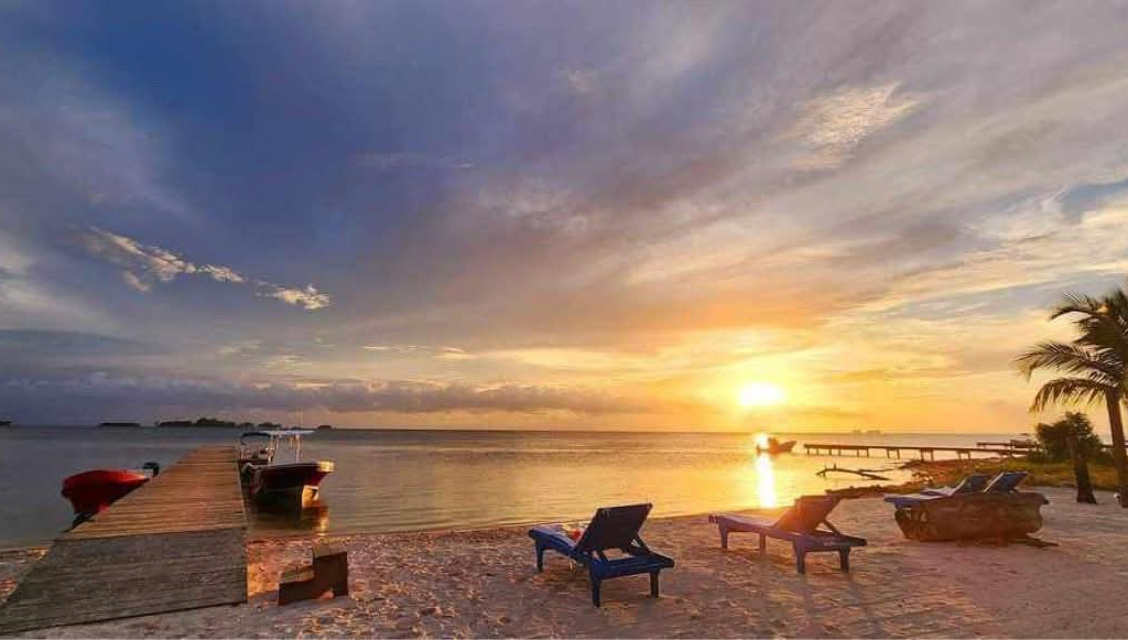Listing ID: URE0720, Holland Beach Utila, Bay Islands, HN - The Dive Bar & Restaurant, Photo #